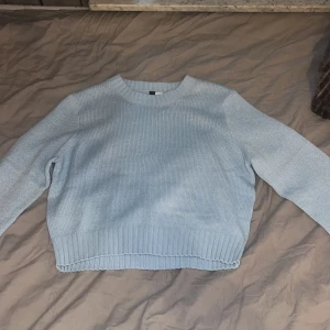 Blå stickad tröja - Den är från Hm och är använd endast 1 gång. Den är som helt ny och ren.