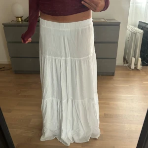 Lång kjol - Vit lång kjol som tyvärr inte kommer till användning längre 💞