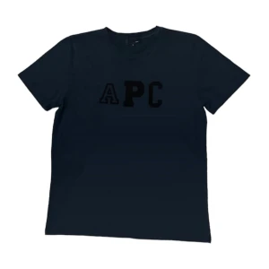 Apc t-shirt - Svart Apc t-shirt  -Small men passar medium -Bra skick, det är bara front tagen som är trasig, annars är det mycket bra kvalitet och skönt material.                                                               För fler bilder skriv i DM