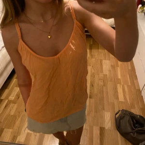 Korallfärgad topp - Sommartopp☀️ så fin och luftig!! Aldrig använd, med prislapp😋