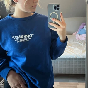 Sweatshirt  - Blå sweatshirt som jag fått men inte kommer till användning. Bra skick. Storlek m så sitter lite oversized på en storlek s 