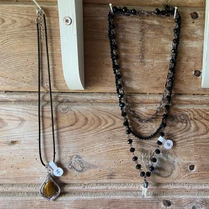 Halsband - Fina halsband! Se priser på bilden. Säg till om du vill köpa något så skapar jag en egen annons för det!