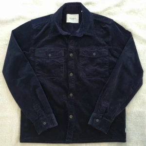 Les Deux Overshirt - Les Deux Overshirt. Perfekt för de svala sommardagarna, samt hösten. Inga defekter. Nypris: 1900. 