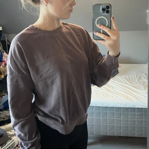 Sweatshirt  - Brun sweatshirt som är i väldigt bra skick.