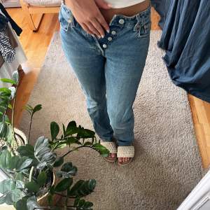 jeans från weekday i modellen pin som tyvärr är för små 🩷