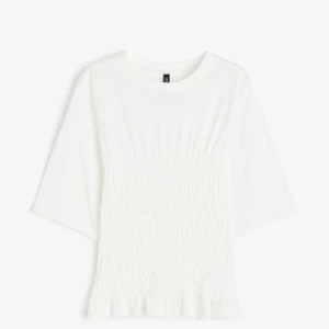 Smockad topp - Säljer denna trediga topp från hm. Oanvänd med prislapp.