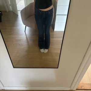 Lågmidjade jeans - Lågmidjade jeans från Levis i storlek 32/34💓💓