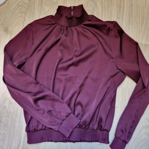 Blus i nyskick - Jättefin blus i nyskick