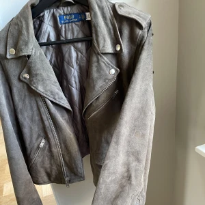 Ralph lauren jacka - En Ralph lauren jacka i storlek Small, som i nytt skick. Mocka.