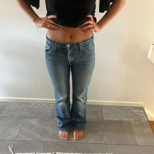 Lowwaist jeans från Levis!  - Modellen är 507🩷 Storleken är w32 L34!
