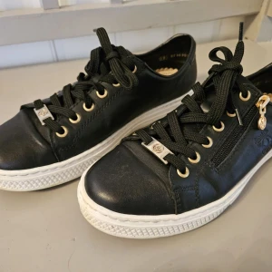Svarta sneakers - Svarta sneakers ifrån märket rieker🤍 Knappt använda🤍Äkta skinn🤍 Köpta för 850 kr🤍