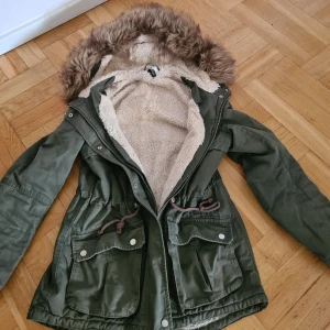 Parkas/jacka - Fodrad parkas jacka. Storlek 34.