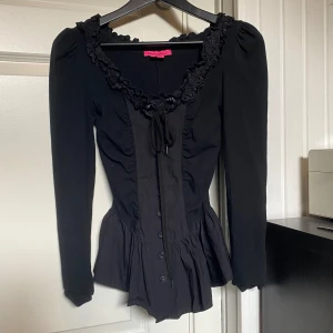 Gothic blus - Assnygg gothic-stil blus. Lätt vadderade axlar. Köpt second hand men är i bra skick :) 
