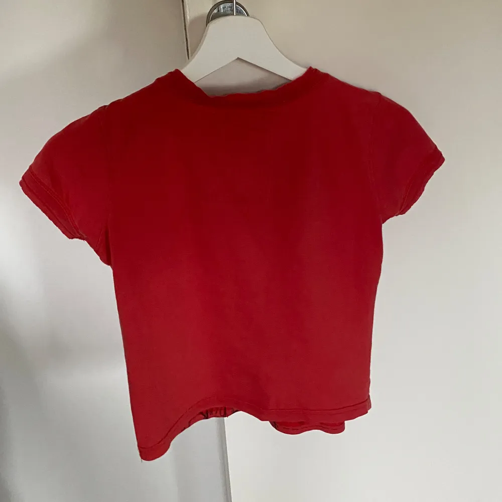 Röd t-shirt i barnstorlek (size 5&6) men passar mig som har XS. Färgen är som på sista bilden. 🤍. T-shirts.