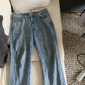 Woodbird jeans ljusblåa  - Hej här har vi jeans från Woodbird i väldigt bra skick, knappt använda. Storlek W 32 L 32, jag är 186 cm lång och ganska välbyggd och dom är lite för små för mig. Pris:  Nypris: ca 1000:- Mitt pris: 400:- MvH Artur H
