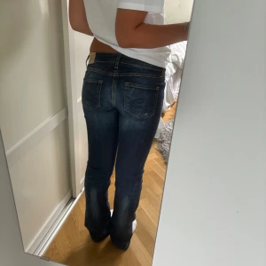 Lågmidjade jeans - Säljer dessa jättesnygga lågmidjade jeansen med cool tvätt. De är i väldigt bra skick. Midjemått tvärs över: 38 cm innerbenslängd: 82 cm 💞💞