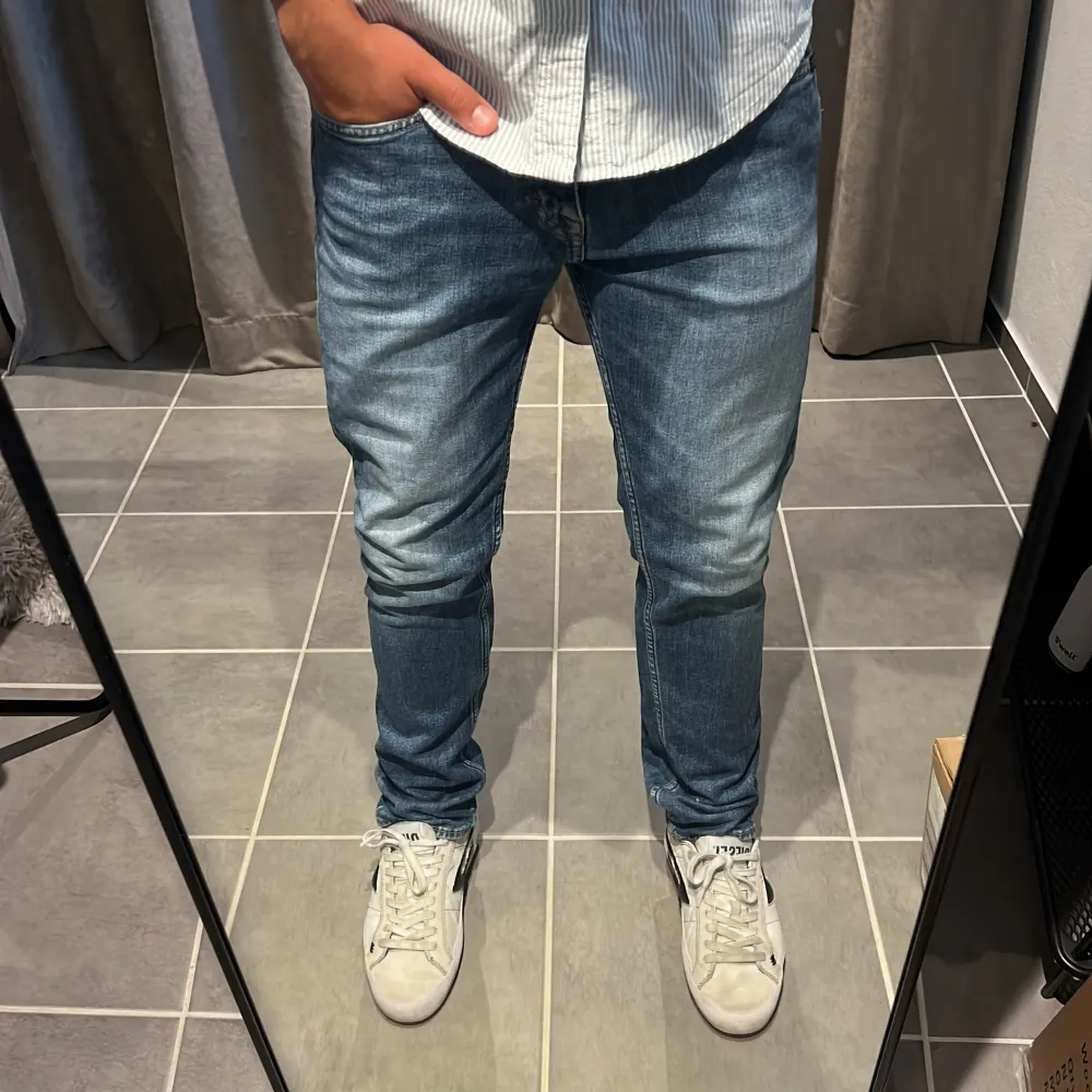 Säljer ett par riktigt feta tiger of Sweden jeans | Strl 29/32 | Style Rex Slim fit | Modellen på bilden är 170 | Bra skick |. Jeans & Byxor.