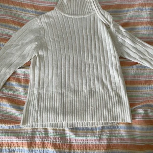 Vit tröja  - Fin detalj med dragkedjan