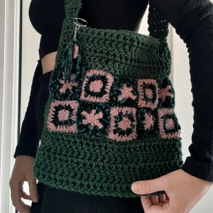 Virkad väska | Hand made crocheted bag - Hand made crocheted bag with a zipper and a cute keychain. 28×26 cm. The handle is ~60cm.