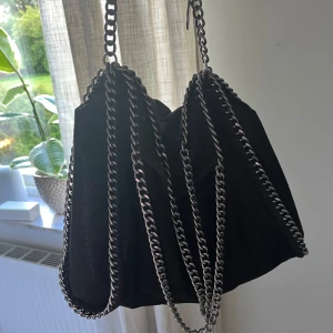 Stella McCartney  - Säljer denna Stella McCartney liknade väskan, nypris 550, skriv för fler bilder eller frågor