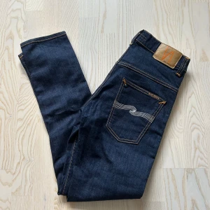 Nudie Jeans Thin Finn  - Nudie Jeans av modellen Thin Finn | Storlek: 30/30 - Skicket på jeansen är väldigt bra utan defekter - skulle säga den är Ny utan Prislapp - vårat pris: 545 - Nypris: 1599kr -