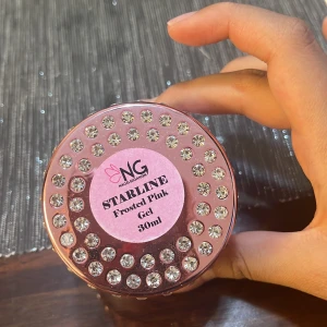Starline frosted pink gel - Ett gel från Nagelgiganten. 50 procent är kvar. Nypris:299kr. Köparen står för frakten ❤️