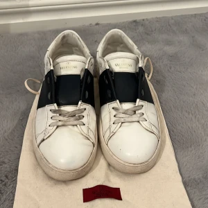 Valentino open - Säljer mina asfeta valentinos i mörkblå. Dessa valentinos har några år på nacken och har skador på skorna under i från på bild 4. Skadan går ej att se därför jag även säljer dem så billigt. 