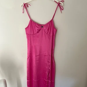 Rosa klänning - Barbie - Rosa Barbie klänning  Använd 1 gång Storlek 38