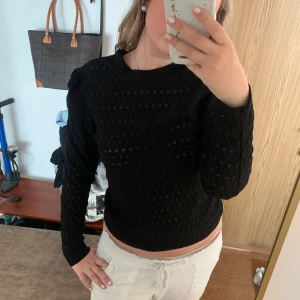 Svart blis - Säljer denna svarta blus från vero Moda. Blusen är knappt använd men har dessvärre ett mindre hål på underarmen men det är ingenting som syns när man har på sig den.