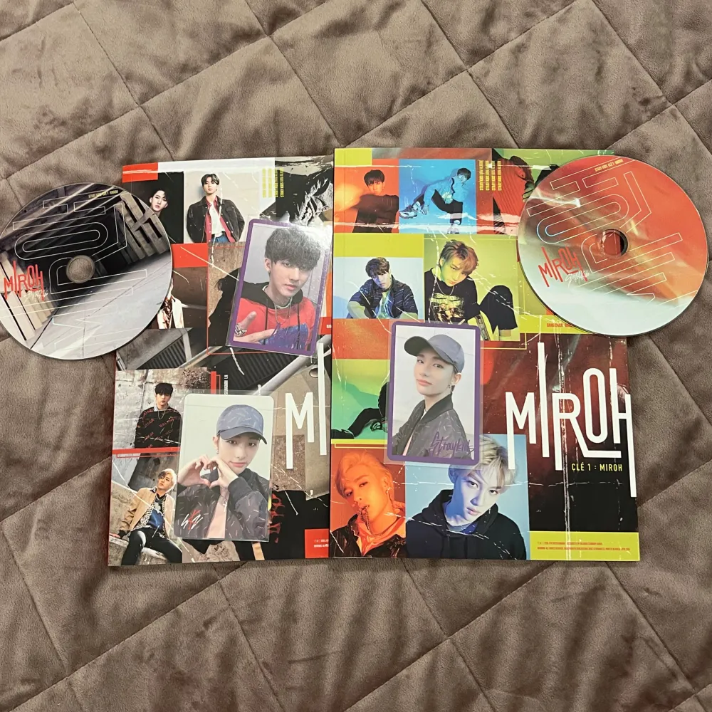 Straykids miroh album i två versions! Det på bild kommer med, välj hur många pcs till ett av albumen eller alla till båda💗 köp nu och Swish går bra, pris är i styck!!! Pris är även utan pc. Övrigt.