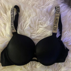victoria’s secret pushup bh - svart victorias secret bh med push🤍 billigt pris då den är ganska sliten men fortfarande väldigt fin!💕 står B men passar mig som har 75C