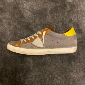 Phillipe Model Skor - Unika Phillipe model skor i storlek 42 men sitter lite stort så passar även 43! Skick 7/10 med en liten defekt på vänster sko men annars mycket fina! Inget OG fås med såsom skobox och liknade. Kontakta vid minsta fråga💫  Pris kan diskuteras 