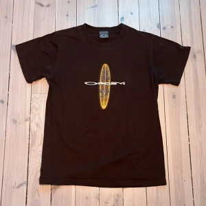 Vintage oakley t-shirt - Tjena! Säljer denna för att den inte används. Inga defekter. Lite lukt. Vintage. Hoppas du vill köpa!