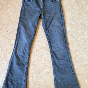  Flare jeans från Gina tricot - Superfina flare jeans från Gina tricot. Jag säljer dem pga att de inte kommer till användning längre. De är i bra skick!💞