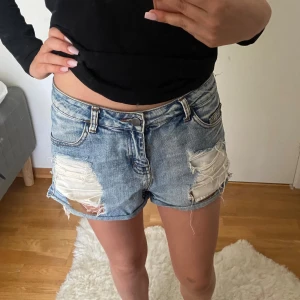 Jeansshorts - Shorts jag säljer eftersom de är för stora för mig, står inte storlek i men skulle tro den passar en M/38!💕