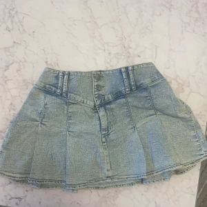 Mini jeanskjol  - Jättefin minikjol som är bekväm och perfekt nu till sommaren. De är helt oanvända, har bara testat. (Prislapp sitter inte kvar då jag trodde de skulle passa🥲) Pris går att eventuellt diskutera. Skriv vid frågor! 