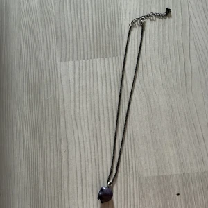 Dödskallehalsband - Svart dödskallehalsband. Fint skick typ aldrig använt.