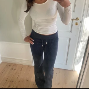 Juicy couture  - Et par nästintill nya juicy couture byxor som är marinblåa 🦋