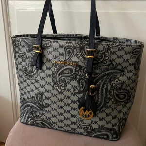 Michael kors - Helt ny Michael kors väska.  Kan dock inte garantera äktheten därav priset. Kommer från rök och djurfritt hem