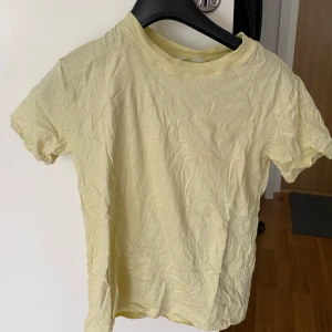 Gul t-shirt - Använd 1 gång på maskerad 