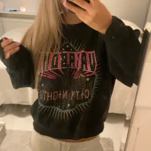 Svart sweatshirt med tryck! knappt använd