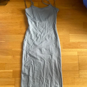 Tight långklänning - Skims liknande klänning med djup/öppen rygg. Köpt utomlands förra året och använd ett fåtal gånger. Säljer då den är för kort. 