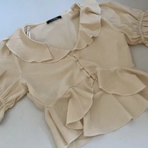 Jättefin volang tröja - Säljer denna jättefina volang tröja ifrån Gina Tricot pågrund av att jag inte får någon användning för den. Den är använd max 3 gånger och den är i helt nyskick. Nypriset är 300kr.💕 Pris kan diskuteras💗 Köparen står för frakten