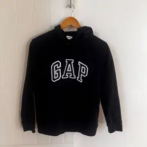 Säljer denna snygga gap hoddie i storlek M, hoddien är liten i storleken!! Hör av er om ni har några frågor💞(pris kan diskuteras)