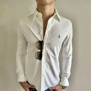 Ralph lauren skjorta - Jättefin Ralph lauren skjorta i fräsch färg, skicket är 9/10 Inge defekter. Den sitter jättebra på modellen som är 180cm lång, hör av dig vid minsta fråga eller fundering!!