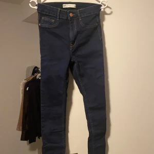 Mörkblå skinny jeans  - Fina skinny jeans från Gina tricot helt oanvänd, då jag köpt i en förliten storlek. Köpt för 360kr och säljer för 160kr