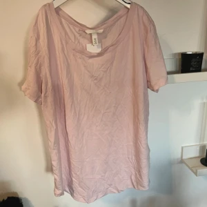 T-shirt - Oanvänd. Tunnare material 