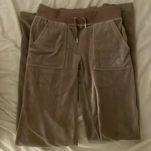 Juicy byxor - Säljer mina juicy byxor för att dom blivit försmå, storlek xxs, passar xs,s också. Köpta i vintras och har inte gått sönder någonstans. Direkt pris 350+39 för frakten ❤️ betalas via Swish!❤️