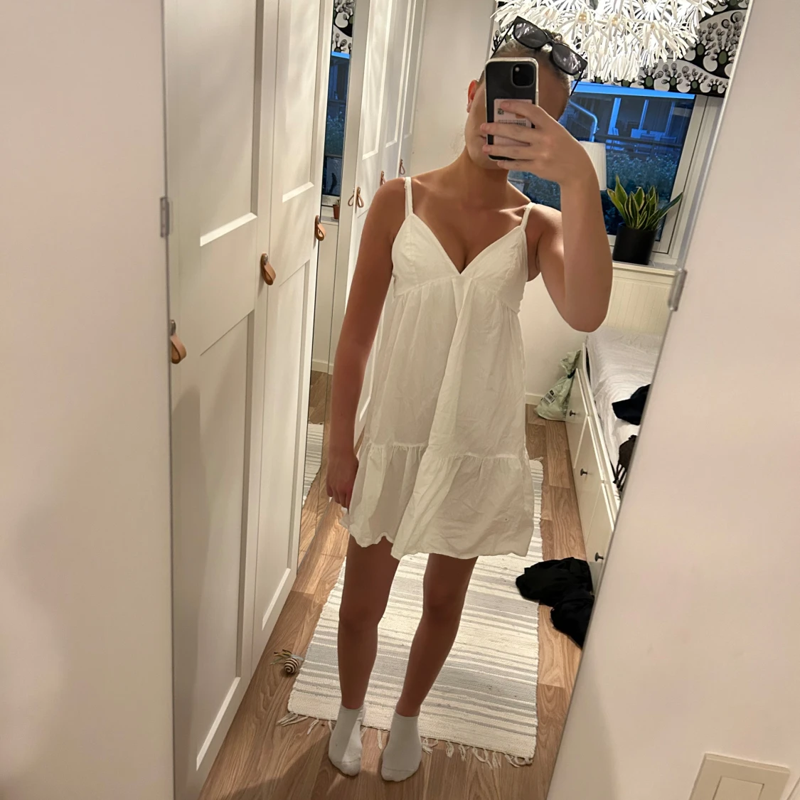 Vit klänning med volangdetaljer - 1