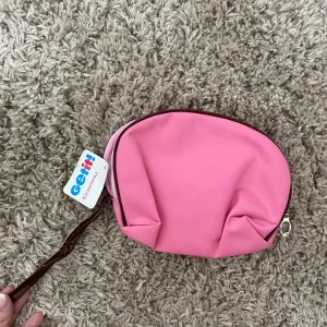 Rosa sminkväska - En rosa necessär som är helt ny med prislapp